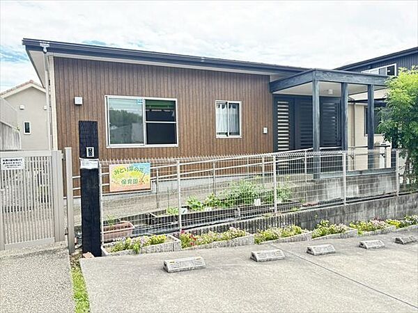 みどり菜の花保育園【子ども像】・身体中を使ってあそぶ子ども・健康な身体をつくる子ども・自分の思いを主張する子ども・命を大切にする子ども・大人や友だちと矛盾に向かい解決する子ども 490m