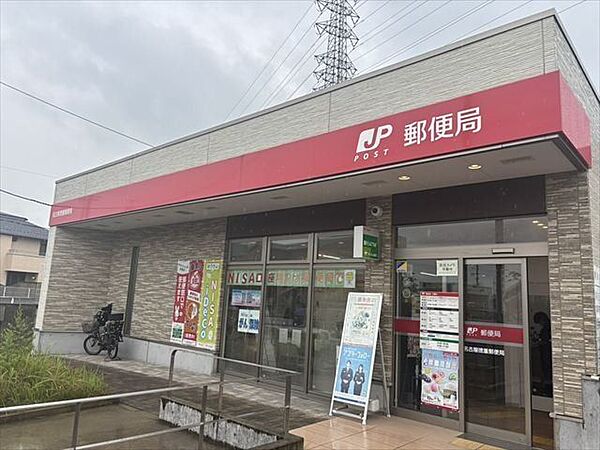 徳重郵便局【営業時間／郵便窓口：平日9時～17時　貯金窓口：平日9時～16時　保険窓口：平日9時～16時　ＡＴＭ：平日9時～18時、土曜9時～17時　駐車場11台】 710m