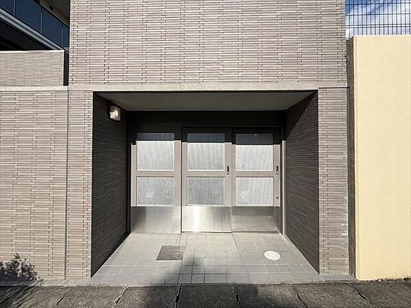 ゴミステーションです。カラスから防ぐことができ、ゴミ出しトラブルなどの発生も防げます。マンション外観を綺麗に保ち、悪臭の発生を抑える効果も期待できます。