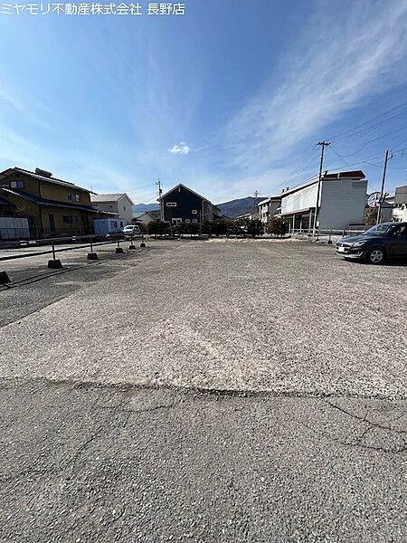 徒歩1分の距離・近隣駐車場です。