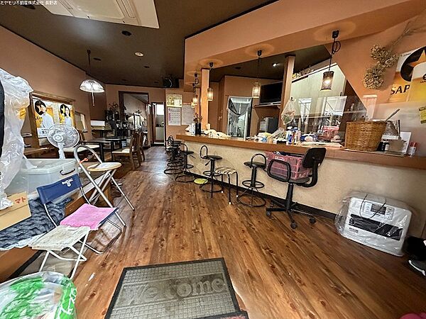店舗：カウンター席とテーブル席有り、飲食店などにピッタリです。