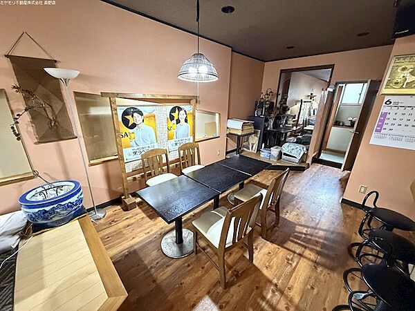 店舗：テーブル席が2席ほど