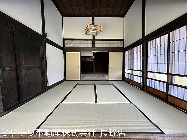 吹き抜けで一層開放感を感じます。