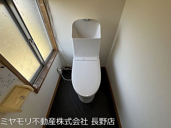 今では貴重な昭和の型板ガラスの窓です。
