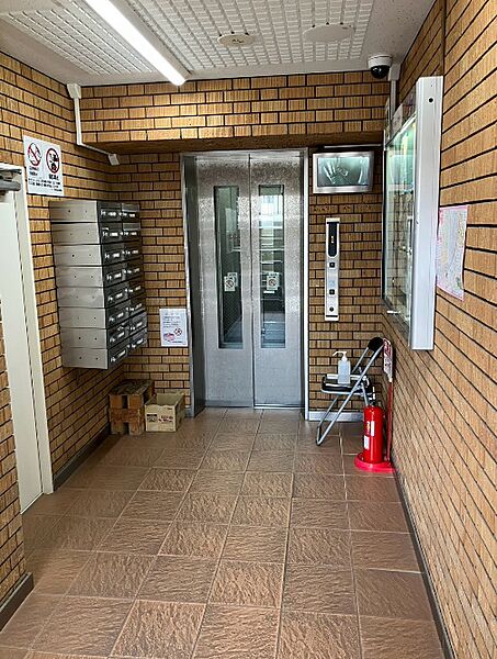 防犯カメラ付き、中の見えるエレベーターは安心材料の一つ