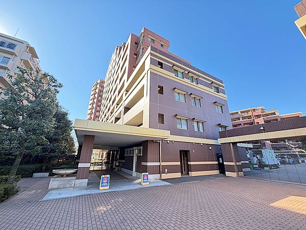西欧建築の3層構造に明るい色調を取り入れることにより、格調と軽やかさを両立したモダンな雰囲気を演出。