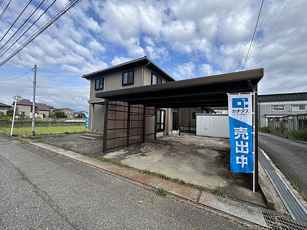 駐車はカーポートに2台、その奥に2台、横づけで1台可能です。