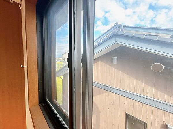 窓は全て内窓が設置されております。
