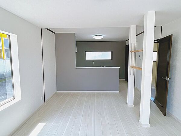 【リフォーム済】リビングです。2部屋を繋げて16帖に拡張しました。