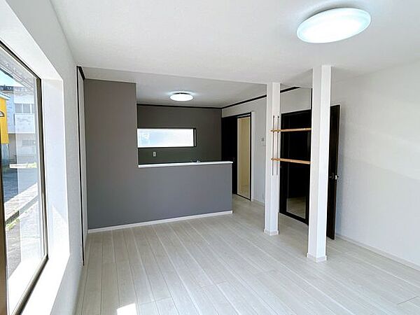 【リフォーム済】リビングの別角度の写真です。