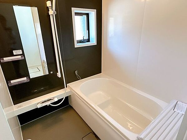 【リフォーム済】浴室はハウステック製の新品のユニットバスに交換します。足を伸ばせる1坪サイズの広々とした浴槽で、1日の疲れをゆっくり癒すことができますよ。