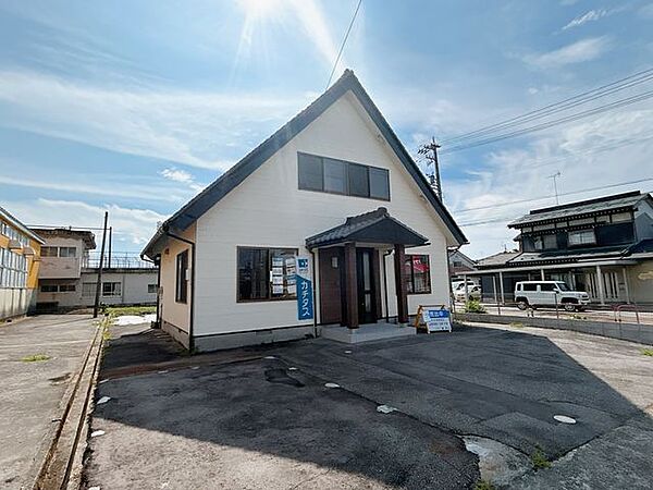 駐車スペースは車庫を解体し並列で4台にしました。