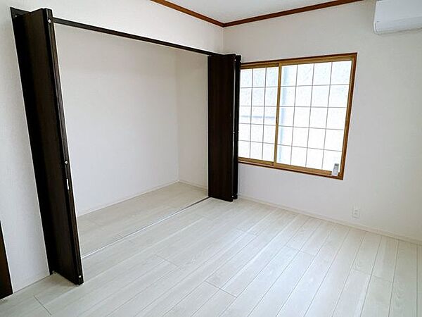 【リフォーム済】1階6帖洋室です。床はフローリングに張替え、天井や壁のクロスの張替えも行いました。