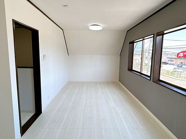 【リフォーム済】2階10帖洋室です。床はフローリングに張替え、天井や壁のクロスの張替えも行いました。