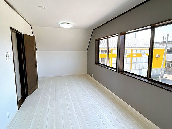 【リフォーム済】もう1部屋の2階10帖洋室です。床はフローリングに張替え、天井や壁のクロスの張替えも行いました。