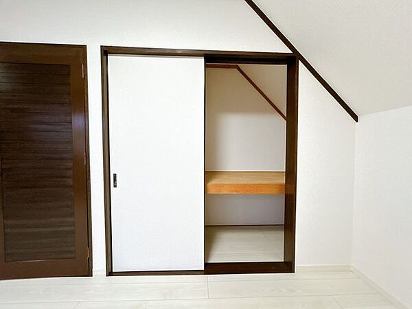【リフォーム済】建具と収納内のクロスの張替えを行いました。