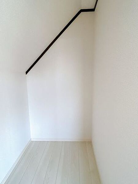 【リフォーム済】クローゼットです。建具と収納内のクロスの張替えを行いました。