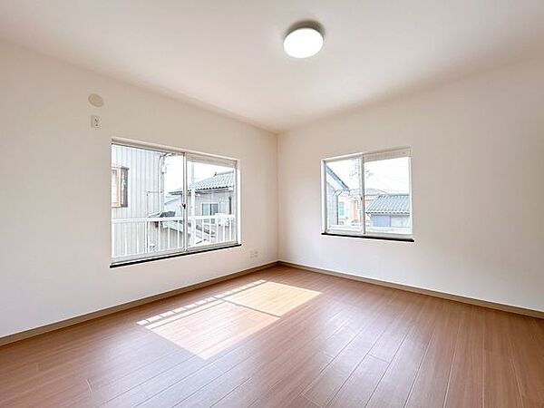 【リフォーム済】2階洋室8帖の別角度の写真です。屋根裏収納もあります。