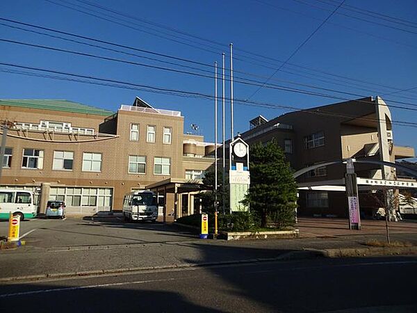 さみさと小学校まで約2.1km。 2100m