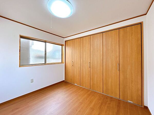 【リフォーム済】1階離れの洋室5帖の写真です。お部屋としてはもちろん、趣味部屋や物置としてもつかっていただけます。