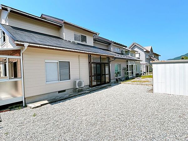 【リフォーム済】庭の写真です。防草シートを敷き、砂利を敷きました。物置もあります。