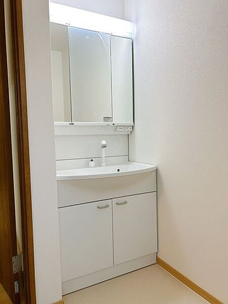 【リフォーム済】洗面化粧台は三面鏡タイプを採用しました。朝の支度がしやすく、見た目もすっきりします。
