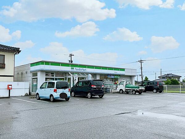 ファミリーマート魚津北鬼江店まで約1200ｍ(徒歩15分)
