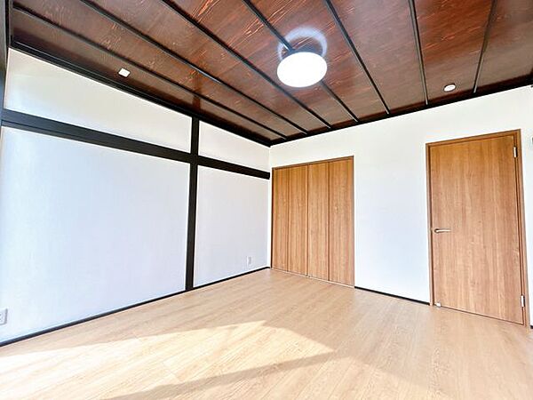【リフォーム済】1階西側洋室の別角度の写真です。