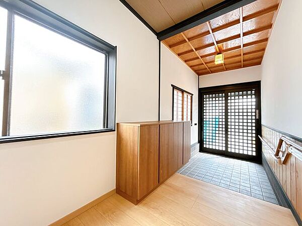 【リフォーム済】玄関内部の別角度の写真です。