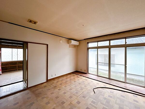 【リフォーム前】1階洋室の別角度の写真です。