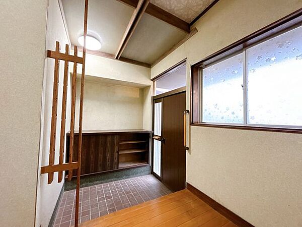 【リフォーム前】玄関内部の写真です。