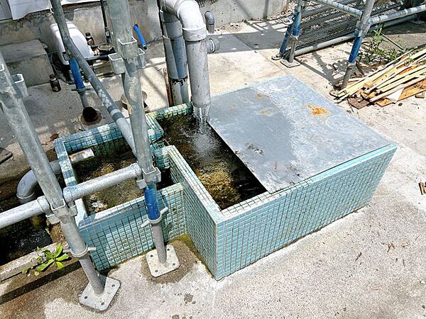 【リフォーム前】敷地内の井戸の写真です。1年を通して水が湧いています。