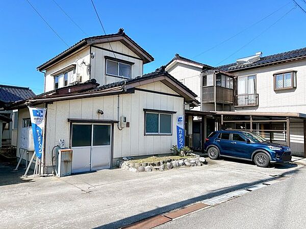 【リフォーム前】花壇は解体し、駐車場を拡張する予定です。