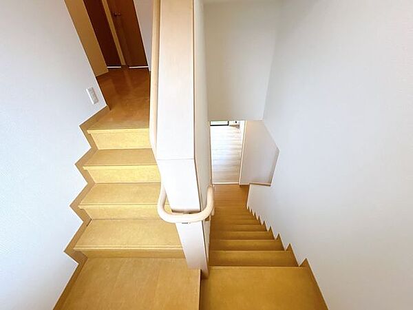 【リフォーム済】階段です。クロスの張替えを行いました。