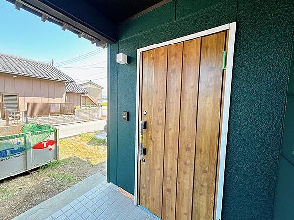 【リフォーム済】玄関外部です。玄関ドアは交換しました。