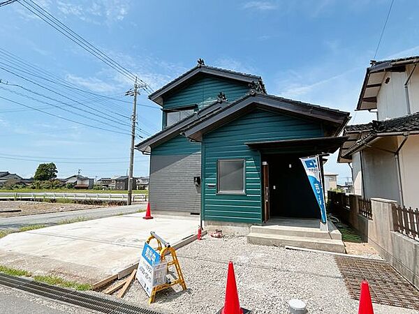 【リフォーム中】外観別角度です。外壁は塗装を行いました。駐車は土間打ちをする予定です。