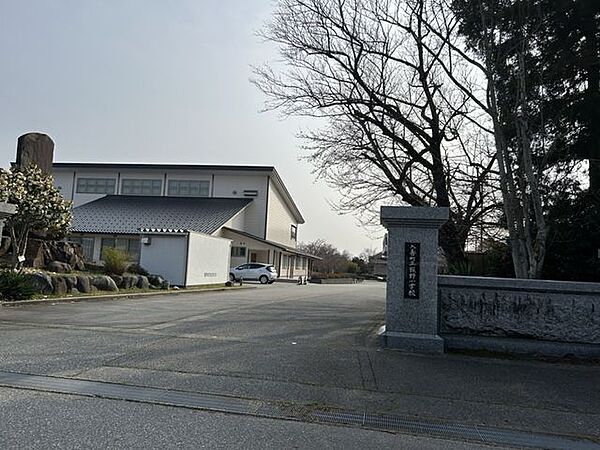 入善西 飯野小学校まで約2ｋｍです。 2000m