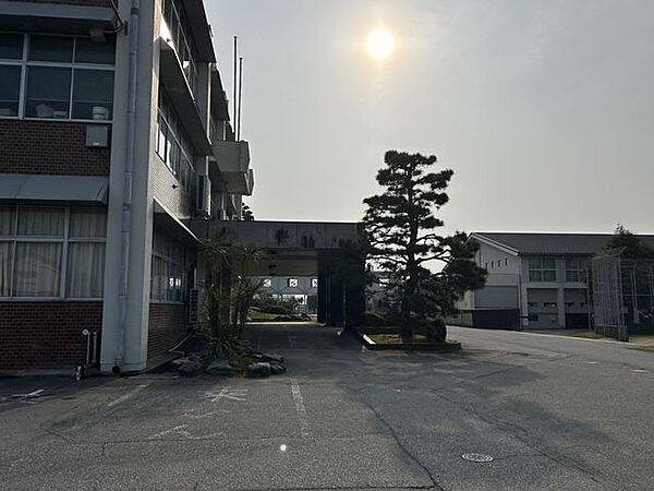 ローソン 入善上飯野店 入善西中学校まで約2ｋｍです。 1100m