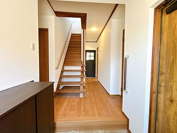 【リフォーム済】廊下です。フローリング上張り、クロス張替えを行いました。