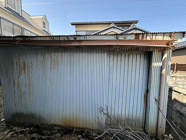 物置がありますが、こちらも解体いたします。