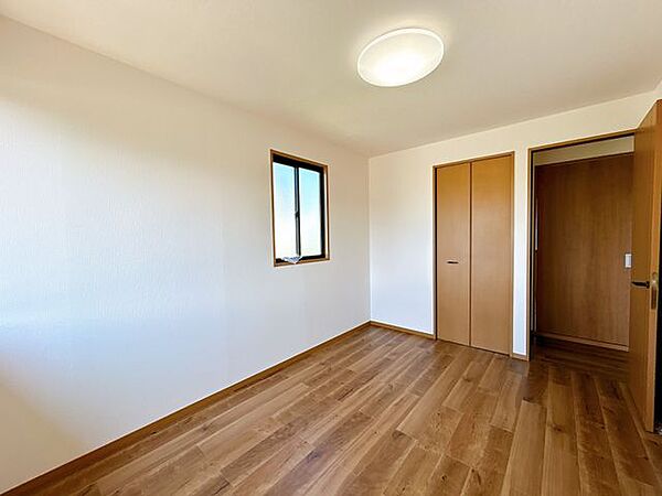 【リフォーム済】2階の西側の洋室です。