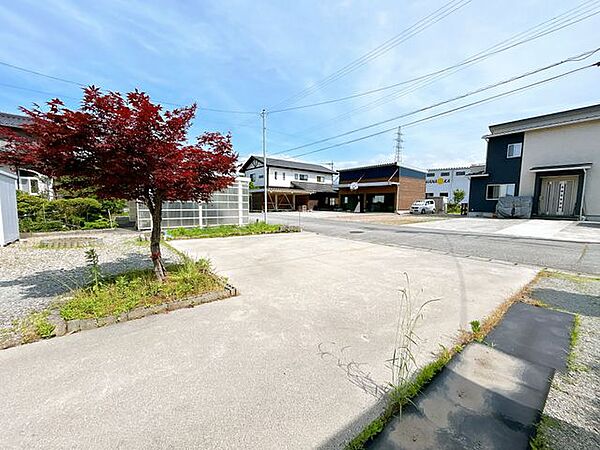 【リフォーム済】駐車場の写真です。並列3台の駐車が可能です。
