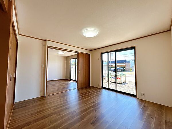 【リフォーム済】リビングに隣接したの洋室の写真です。