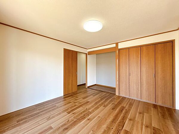 【リフォーム済】リビングに隣接したの洋室の写真です。