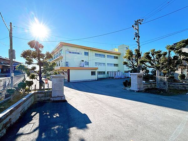 魚津市立清流小学校まで約1300ｍ(徒歩17分)