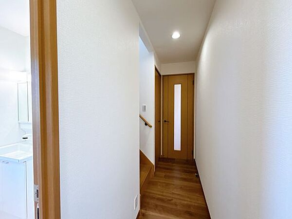 【リフォーム済】1階廊下の写真です。