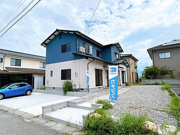 【リフォーム済】駐車場は拡張して並列で4台駐車可能にしました。
