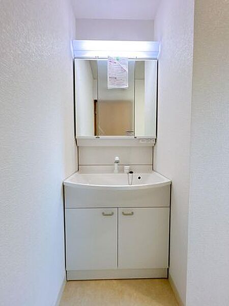 【リフォーム済】洗面化粧台は新品に交換いたしました。三面鏡で中に収納も可能です。