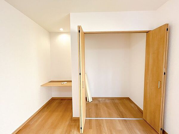 【リフォーム済】収納部分です。クローゼットの新設とカウンターの作成を行いました。仕事部屋としても良いですね。