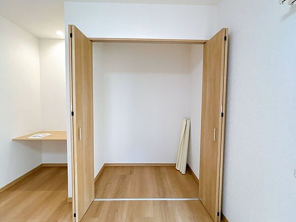 【リフォーム済】収納部分です。クローゼットの新設とカウンターの作成を行いました。仕事部屋としても良いですね。